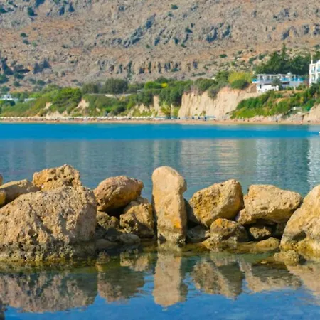 Guest house In Studio - Rock Garden By The Beach