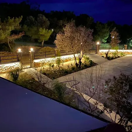 In - Rock Garden By The Πεύκος